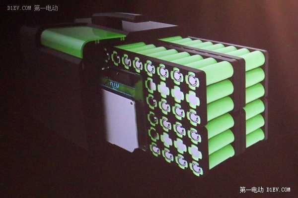 新能源車(chē)彎道超車(chē)的口號(hào)喊出了很久，前方仍然看得到特斯拉、寶馬、豐田等一眾國(guó)外友商，雖然不能說(shuō)我們?cè)诳嗫嘧汾s，但是在競(jìng)賽的一開(kāi)始我們就沒(méi)有什么看家法寶來(lái)打造企業(yè)的護(hù)城河，不像特斯拉有自己獨(dú)特的電池裝配工藝和電池管理技術(shù)，寶馬有多年的汽車(chē)設(shè)計(jì)和制造經(jīng)驗(yàn)，豐田除了電動(dòng)車(chē)還有氫燃料車(chē)，那么在以后的競(jìng)賽過(guò)程中，如果還沒(méi)能建立起獨(dú)特的優(yōu)勢(shì)，超車(chē)的可能性是越來(lái)越渺茫。 產(chǎn)品的優(yōu)勢(shì)建立有兩個(gè)基本方向，技術(shù)(性能)和價(jià)格。隨著制造的全球化，非資源類(lèi)產(chǎn)品的價(jià)格即成本優(yōu)勢(shì)很容易被瓦解，更容易(相對(duì)來(lái)說(shuō))也更應(yīng)該努力的方向是發(fā)展技術(shù)優(yōu)勢(shì)，建立產(chǎn)品的獨(dú)特性。號(hào)召?gòu)摹爸袊?guó)制造”升級(jí)為“中國(guó)智造”也就是這個(gè)道理。回顧內(nèi)燃機(jī)車(chē)的發(fā)展歷史，各個(gè)品牌的小汽車(chē)都有著令我們印象深刻的特點(diǎn)表訴。沃爾沃----安全、奔馳----高貴大氣、寶馬----年輕驕傲、豐田----省油耐用、大眾----低調(diào)可靠。毫無(wú)疑問(wèn)，上述品牌在電動(dòng)車(chē)領(lǐng)域仍然會(huì)試圖延續(xù)他們的品牌特色，繼續(xù)借助已經(jīng)建立的優(yōu)勢(shì)。 幸運(yùn)的是，電動(dòng)汽車(chē)雖然也是汽車(chē)，但是畢竟和內(nèi)燃機(jī)車(chē)有很大不同。電動(dòng)汽車(chē)比內(nèi)燃機(jī)車(chē)出現(xiàn)要早，卻要到100多年后的今天才開(kāi)始漸熱就是因?yàn)檫@個(gè)很大的不同，那就是電動(dòng)汽車(chē)直到今天，才開(kāi)始進(jìn)入實(shí)用階段(相比內(nèi)燃機(jī)車(chē))。在這個(gè)實(shí)用階段完全成熟之前，過(guò)去內(nèi)燃機(jī)時(shí)代品牌的影響力不能說(shuō)完全沒(méi)有，但是已經(jīng)被大大削弱了。想買(mǎi)電動(dòng)汽車(chē)的人，首先關(guān)心的是可靠性怎樣，續(xù)航里程多少，而不是象買(mǎi)內(nèi)燃機(jī)車(chē)，客戶(hù)是先有明確的品牌指向的。特斯拉，一個(gè)成立僅幾年的企業(yè)，能在電動(dòng)汽車(chē)領(lǐng)域異軍突起也說(shuō)明了這一點(diǎn)。電動(dòng)汽車(chē)的品牌，基本上要從零開(kāi)始建立。 那么，在電動(dòng)汽車(chē)這個(gè)產(chǎn)業(yè)里，哪些技術(shù)是適合我們重點(diǎn)發(fā)展呢？電動(dòng)汽車(chē)基本的是能量系統(tǒng)和運(yùn)動(dòng)系統(tǒng)，也就是電池、電機(jī)和電控。所謂實(shí)用和可靠，就是這幾方面組合的性能，配合基礎(chǔ)設(shè)施，能夠達(dá)到或基本達(dá)到內(nèi)燃機(jī)車(chē)的低性能。電機(jī)和電控因?yàn)樽园l(fā)明出來(lái)就一直在使用一直在改進(jìn)，經(jīng)過(guò)這么多年已經(jīng)很成熟了，性能再提高1%、2%需要付出很大的成本；電池基本上是材料科學(xué)，屬于基礎(chǔ)研究領(lǐng)域，中國(guó)企業(yè)在這方面優(yōu)勢(shì)不大，而且從實(shí)驗(yàn)室到商業(yè)化路途漫長(zhǎng)，顛覆式的創(chuàng)新無(wú)法期待。剩下的就只有應(yīng)用技術(shù)了，電動(dòng)汽車(chē)目前大的問(wèn)題是安全和續(xù)航里程問(wèn)題，都集中在電池這塊，不管是何種類(lèi)型的鋰電池，成組串聯(lián)使用都會(huì)帶來(lái)巨大問(wèn)題，2015年以來(lái)各地的電動(dòng)公交大巴起火爆炸就是一個(gè)例證，以后的幾年這類(lèi)事故將是高發(fā)期，因?yàn)殡姵厥褂昧藥啄甓鴽](méi)有得到很好的維護(hù)，危險(xiǎn)概率逐日升高。這個(gè)問(wèn)題目前解決的關(guān)鍵就是BMS(電池管理系統(tǒng))，特斯拉也是因?yàn)楠?dú)特的BMS而越過(guò)了實(shí)用這個(gè)門(mén)檻。 中國(guó)電動(dòng)汽車(chē)要彎道超車(chē) BMS必須攻克 BMS，電池管理系統(tǒng)，是一個(gè)本世紀(jì)才誕生的新產(chǎn)品。因?yàn)殡娀瘜W(xué)反應(yīng)的難以控制和材料在這個(gè)過(guò)程中性能變化的難以捉摸，所以才需要這么一個(gè)管家來(lái)時(shí)刻監(jiān)督調(diào)整限制電池組的行為，以保障使用安全。觀察現(xiàn)在的BMS，難說(shuō)哪家的產(chǎn)品已經(jīng)馴服了鋰電池組，包括特斯拉(表現(xiàn)稍好，但是繁復(fù)的接線和高成本的工藝都應(yīng)該還有優(yōu)化的空間)。可以說(shuō)，在BMS面前，中國(guó)企業(yè)和國(guó)外企業(yè)是站在同一起跑線上。尤其是中國(guó)，有著電動(dòng)汽車(chē)的大市場(chǎng)，這是一個(gè)天然的優(yōu)勢(shì)。得BMS者得先機(jī)，BMS成熟之日，就是電動(dòng)汽車(chē)市場(chǎng)疾馳之時(shí)。 中國(guó)電動(dòng)汽車(chē)想要彎道超車(chē)，BMS必須攻克。